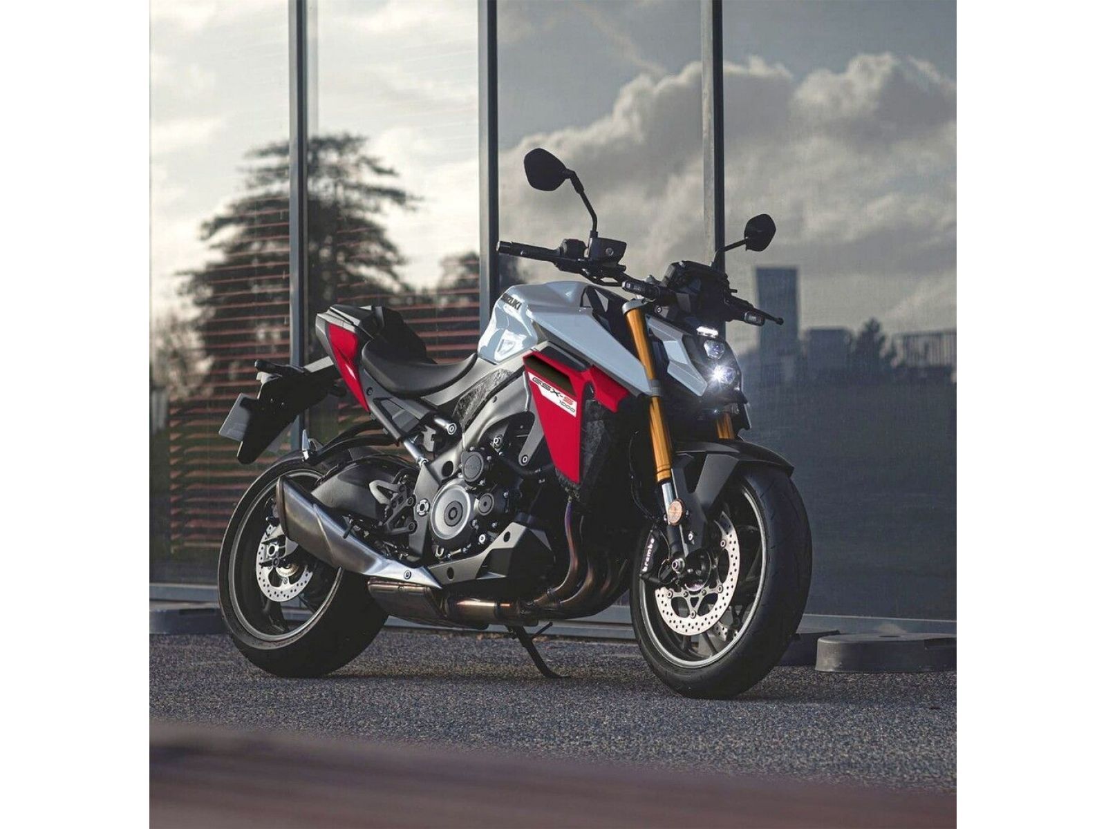 Мотоцикл SUZUKI GSX-S1000 - серебряно-красный 2023